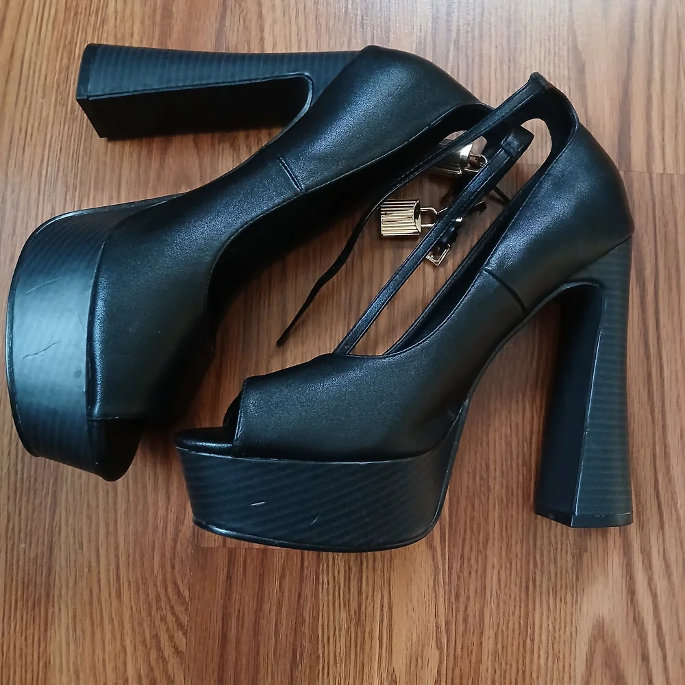 Fashion Nova Maray Platform Heels Womens 10 Black Padlock‎ Charm Peep Toe Block